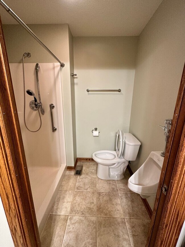 Building Photo - Rent: 4 Beds