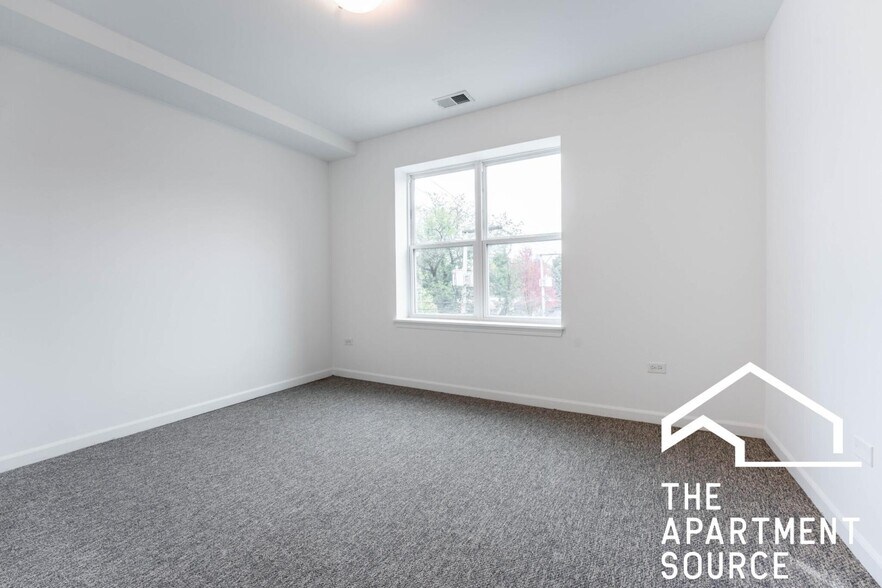 Building Photo - 1544 W Glenlake Ave