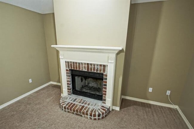 Building Photo - Newly Renovated 3 BR/2 Bath home on Suncrest Subdivision