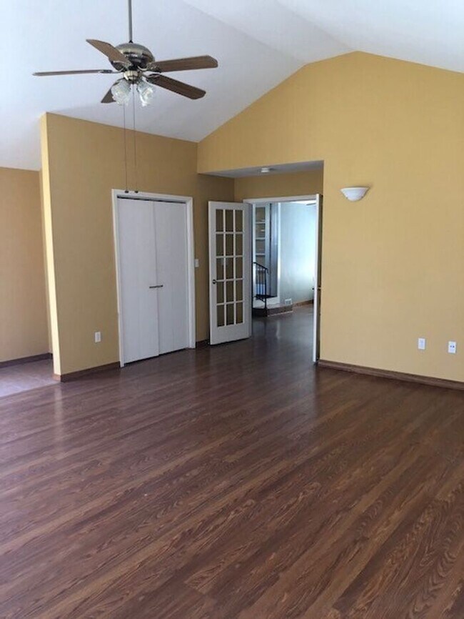 Building Photo - Stunning 3 Bedroom, 2 Bath Home in Univers...