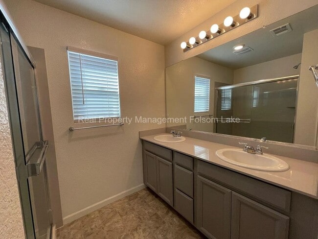 Building Photo - 4bd 2.5ba Home in the desirable Parkbridge...