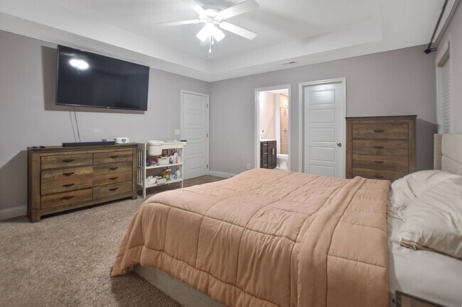 Building Photo - Pet Friendly Three Bedroom!