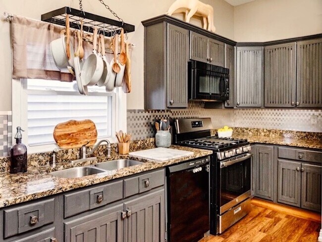 Building Photo - Renovated Germantown House in Great Location