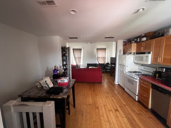 Primary Photo - Bright and spacious three bedroom unit in ...