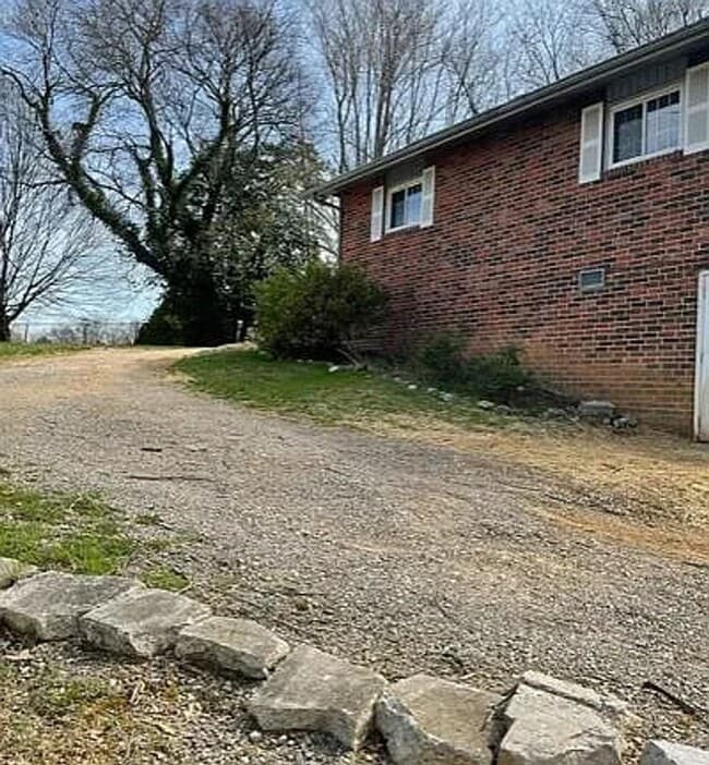 Building Photo - Knoxville 37930 - 3 bedroom, 1 bath home - Contact Howard Grower (865) 705-0969