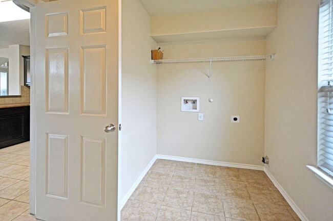Building Photo - 2121 Sinclair Dr