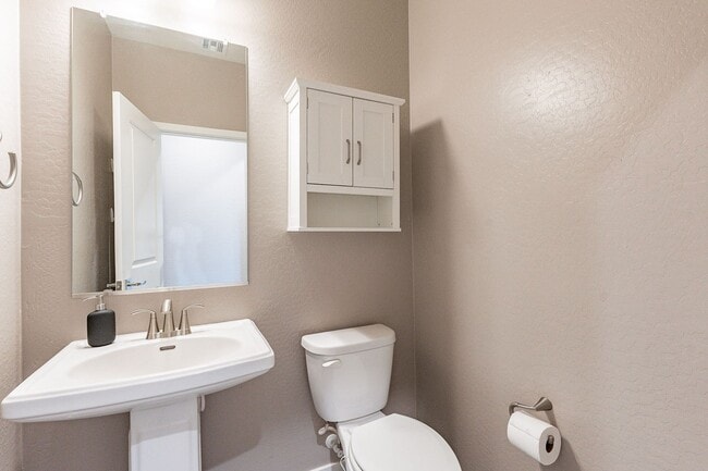 Building Photo - Great 3 Bedroom Townhome - NEW Carpet!