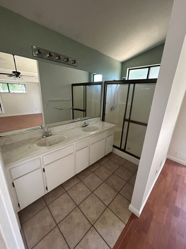 Building Photo - 3 bedroom 2 bathroom in Desirable SW Visalia!