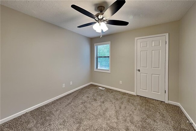 Building Photo - 82 Fox Ridge Ct
