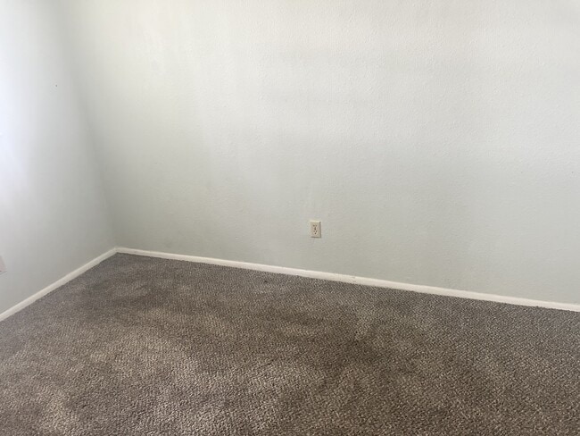 Building Photo - 580 Fairways Ln
