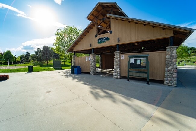 Building Photo - 2592 E Blackstone Dr
