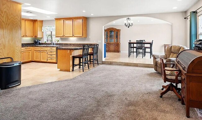 Building Photo - 3 bed 2 bath with 3 car garage