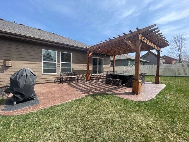 Building Photo - Ranch in Shadow Lake Papillion
