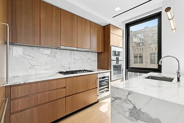 Building Photo - 242 Broome St