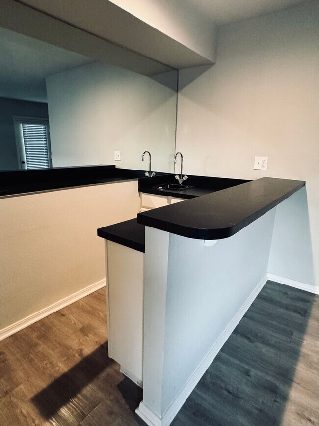 Building Photo - Beautifully Updated 2BR/2BA Condo in Gated Community – Modern Finishes & Pool Access