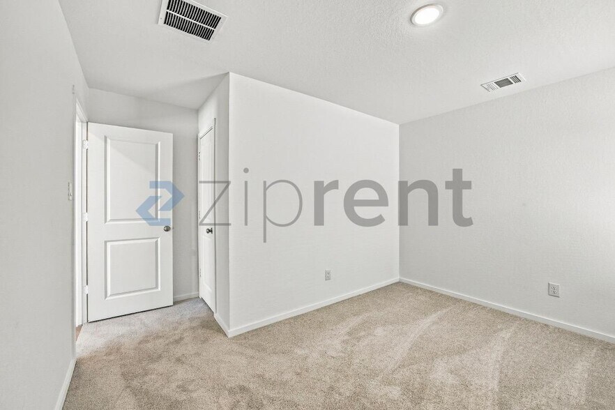 Building Photo - Unit