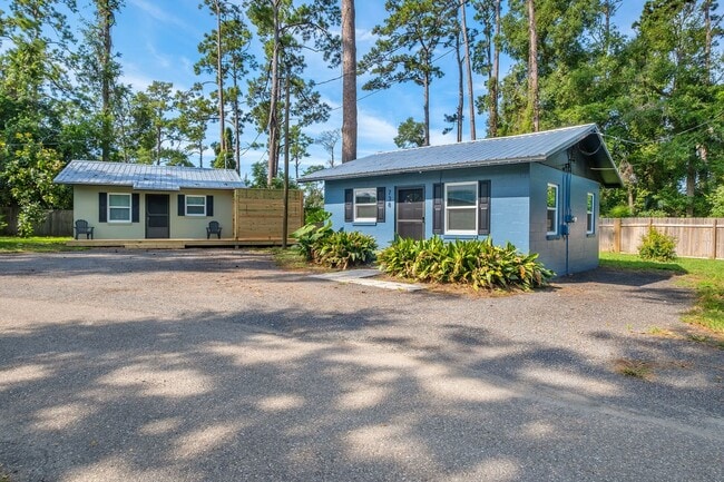 Building Photo - Convenient & Comfortable 1/1 – Updated and...