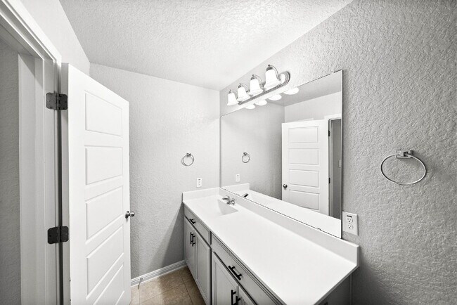 Building Photo - Beautifully Upgraded 3-Bedroom Home for Re...