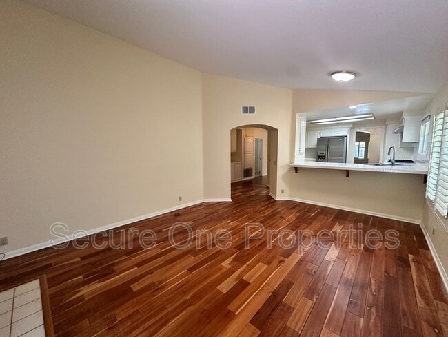Building Photo - 530 Newhaven St