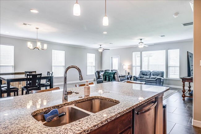 Building Photo - 7617 Diamond Dr.