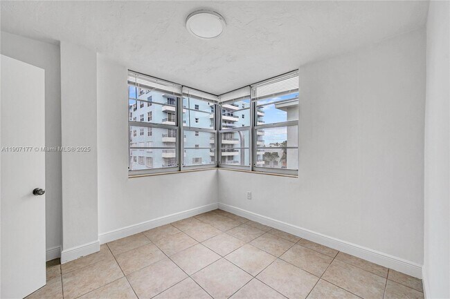 Building Photo - 701 Collins Ave