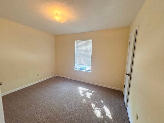 Building Photo - 1858 Sylvan Ct
