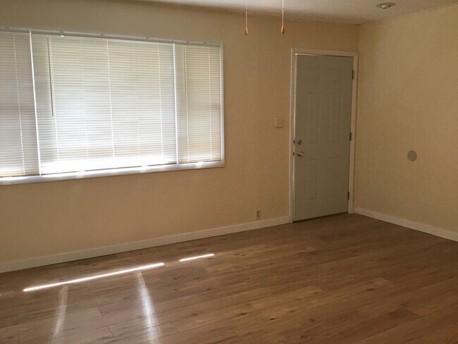 Building Photo - 2 Bedroom Single Family Home With Detached...