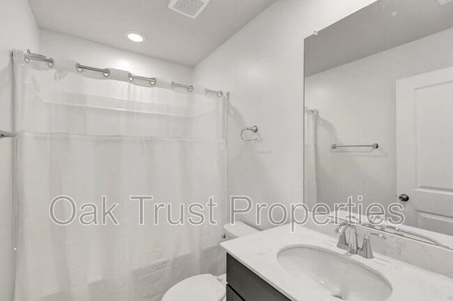 Building Photo - 236 Somerset Acrs Dr