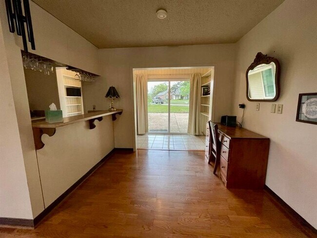 Building Photo - Spacious 3BR/2.5BA Retreat in Briarwood Es...