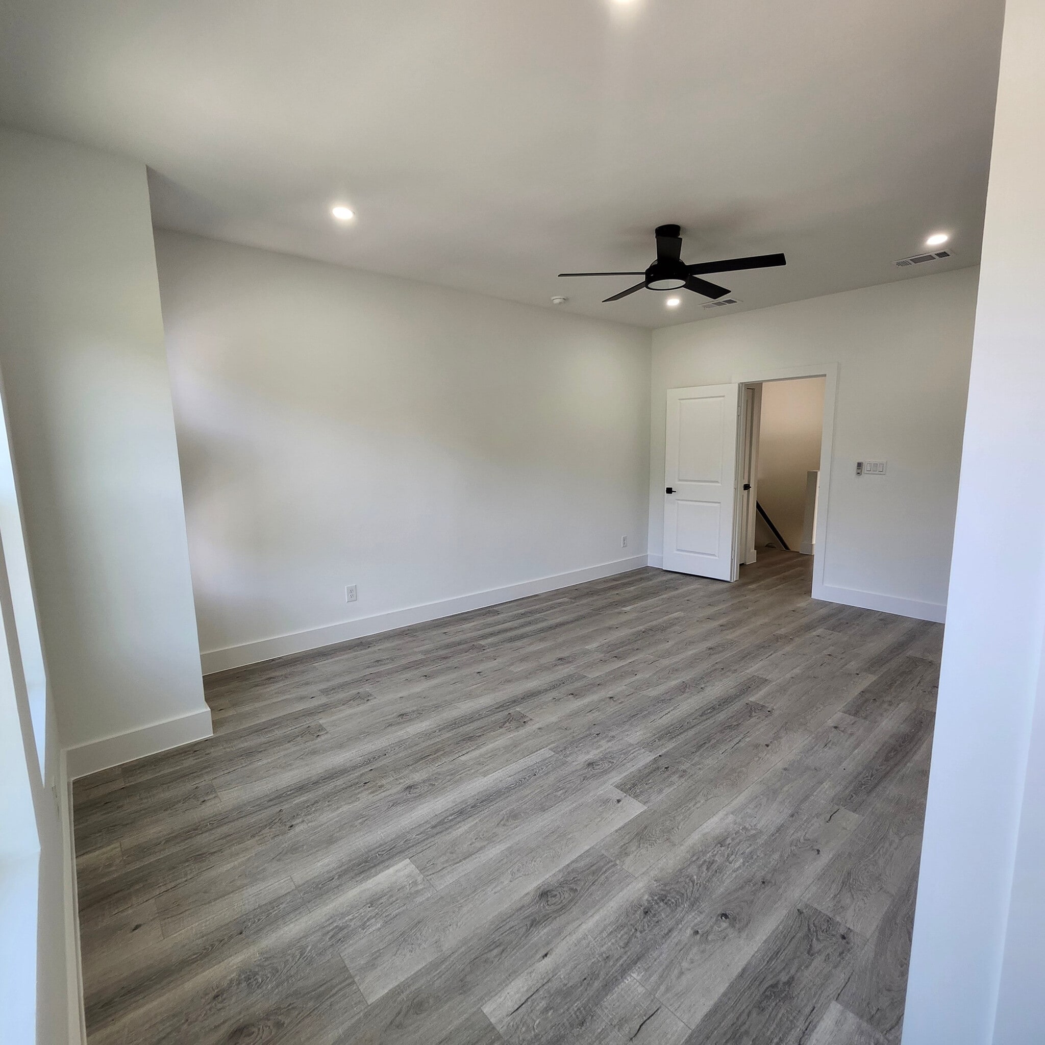Building Photo - Room in Duplex on Wendelkin St