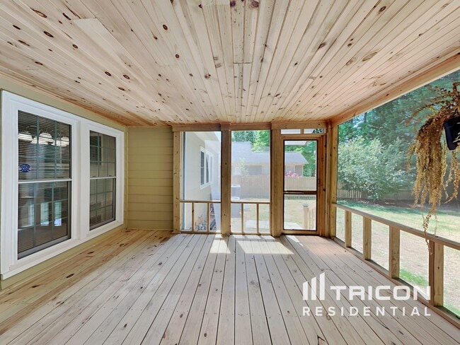 Building Photo - 3200 Oliver Dr