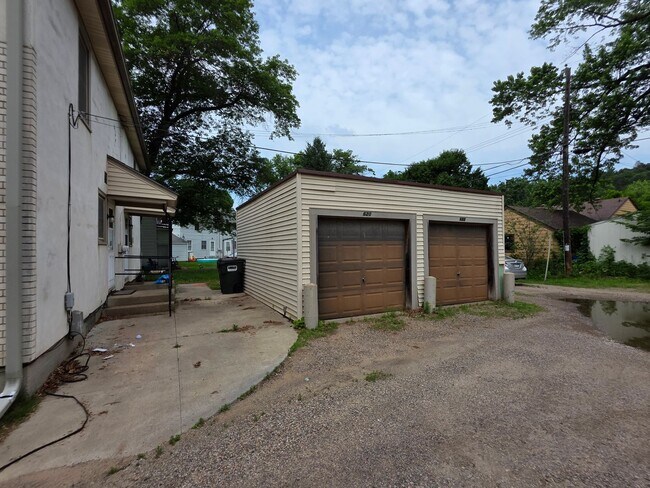 Building Photo - 620-622 Ripley Ave