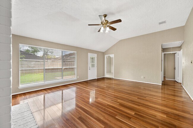 Building Photo - 16019 Mission Village Dr