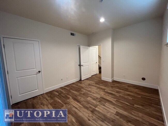 Building Photo - Spacious and Modern 3-bedroom, 3.5 bathroo...