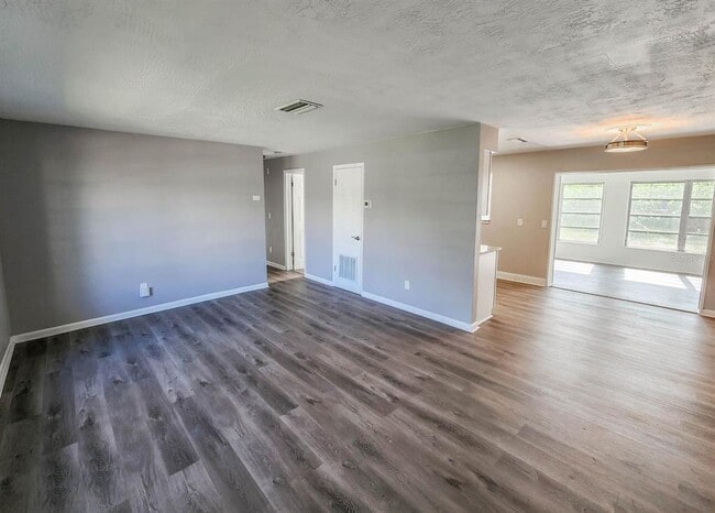 Building Photo - 995 Barclay Dr