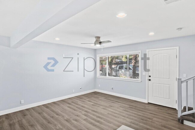 Building Photo - Unit Apt 2