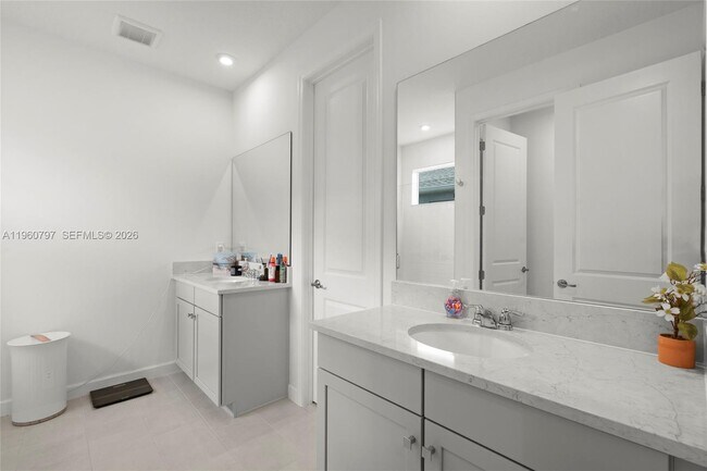 Building Photo - 13461 SW Bally Dr