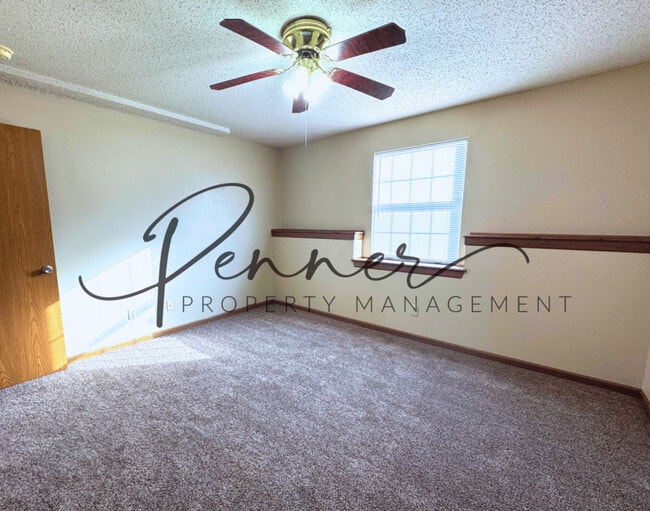 Building Photo - 136 N Crest Dr