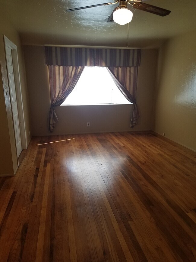 Building Photo - 3+ Bed House UTILITIES PAID BY LANDLORD