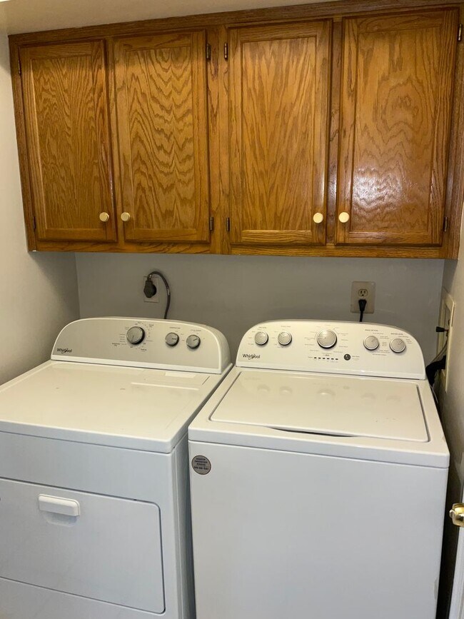 Building Photo - Very clean and well maintained 3BR 2.5BA single family home with large rear deck and 1 car garage