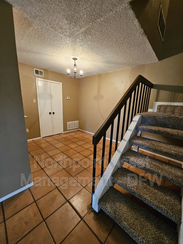 Building Photo - 1719 Westview Ter
