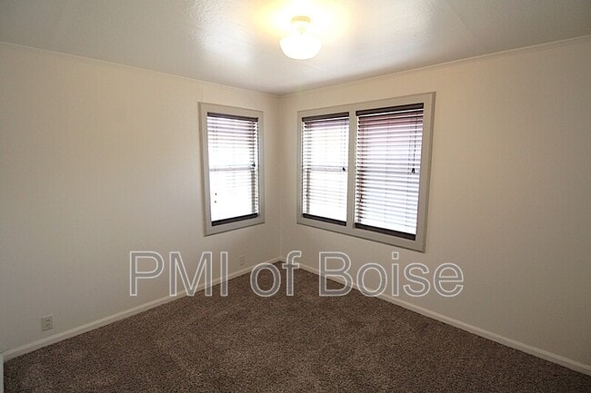 Building Photo - 2113 E Oak St