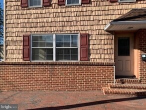 Building Photo - 303 Union St