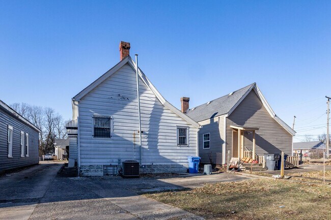 Building Photo - 564 Pemberton St