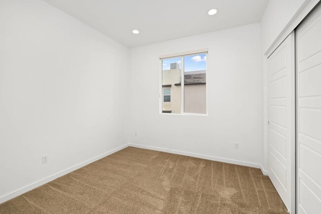 Building Photo - 370 Broadway Dr