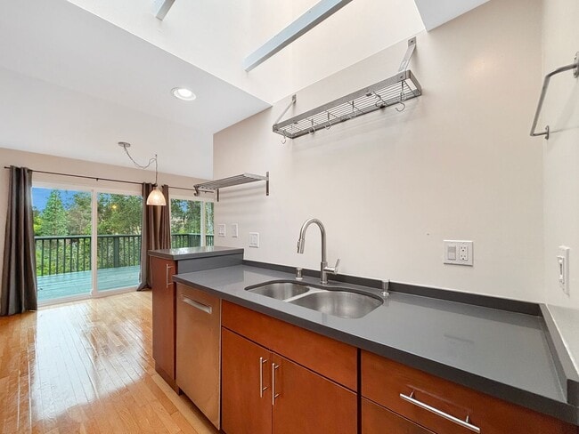 Building Photo - Beautiful 3BD/3BA Townhouse in Fashion Val...