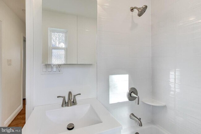 Building Photo - 3405 Carpenter St SE