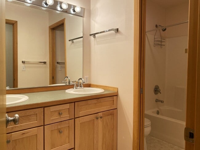 Building Photo - Townhouse On Private Drive In White Salmon, WA