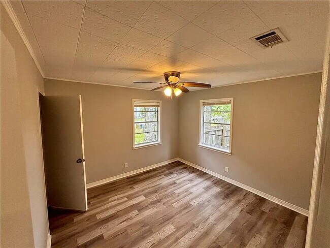 Building Photo - 466 Pinehill Dr