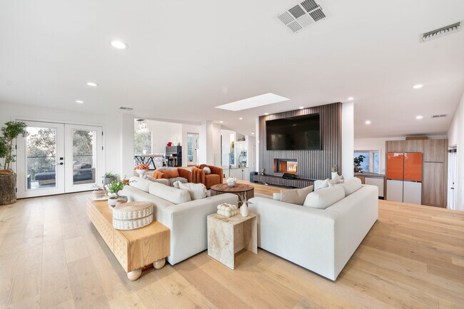 Building Photo - 3541 Multiview Dr